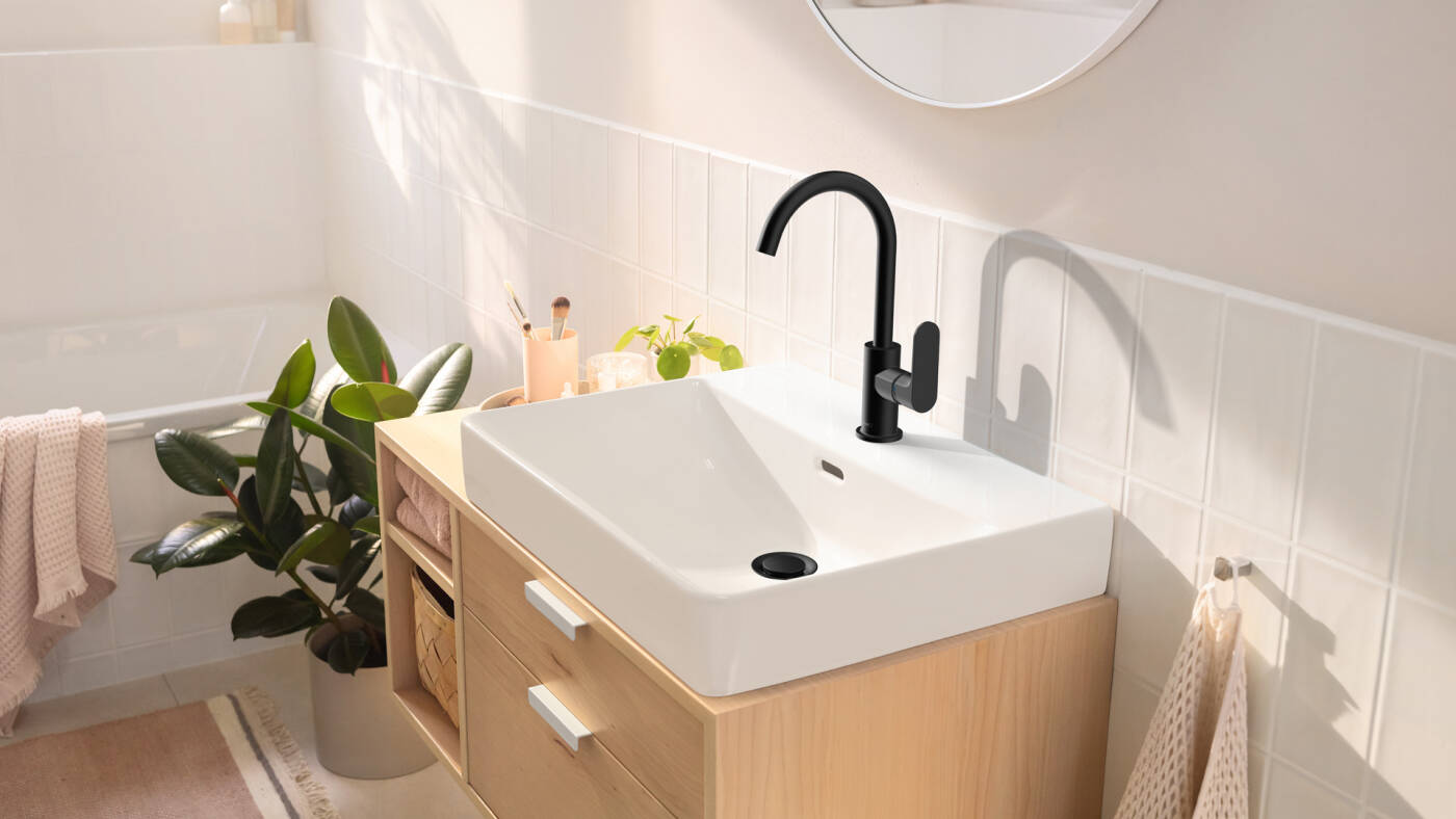 rebris-s_basin-mixer-swivel-spout_mattblack_bathroom-ambiance_16x9.jpg