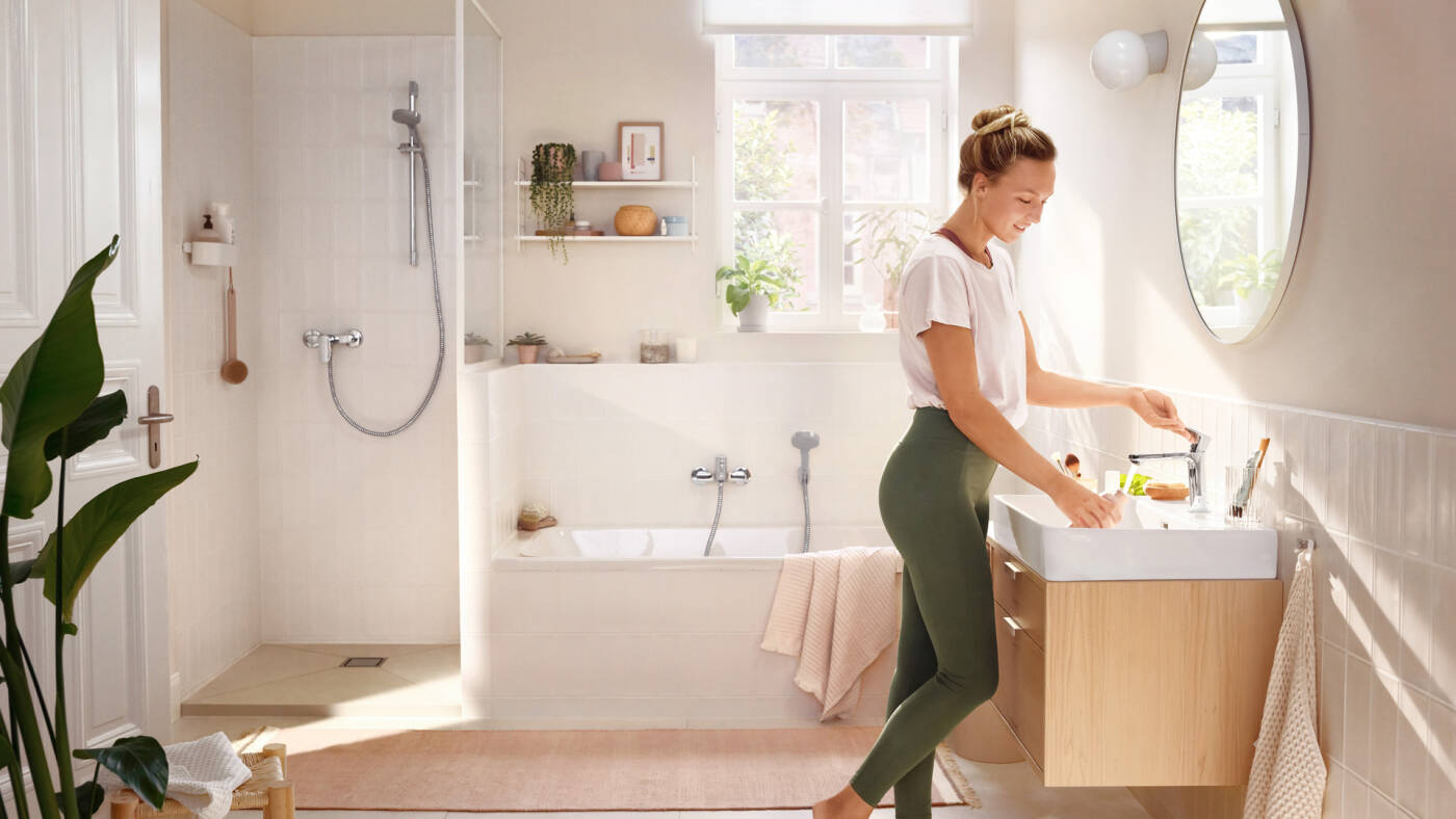 rebris-s_chrome_whole-bathroom-ambiance-with-woman_16x9.jpg