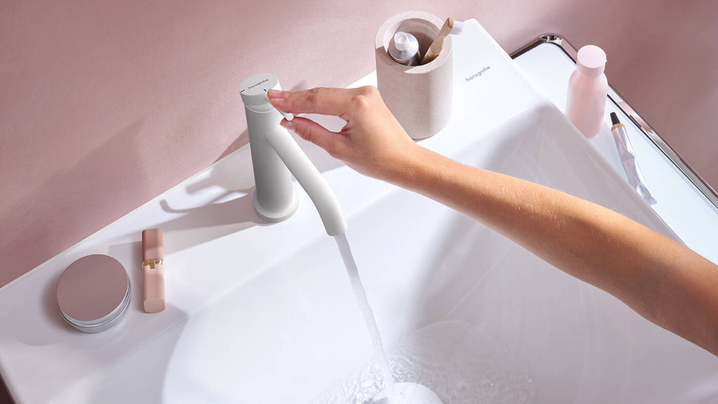 tecturis-s_mattwhite-hand-handle-water_ambience_16x9.jpg