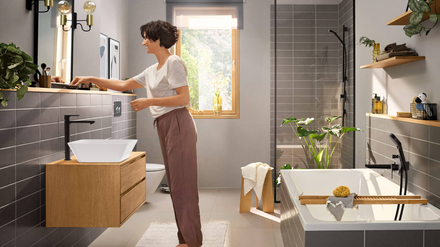 rebris-e_mattblack_whole-bathroom-ambiance-with-woman_16x9.jpg